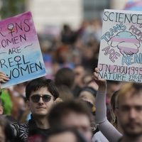Miles protestan en Londres para apoyar los derechos trans tras fallo sobre definición de mujer