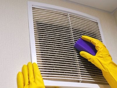 En pocos pasos, el truco de la abuela para limpiar las rejillas de ventilación del baño y librarlas del polvo