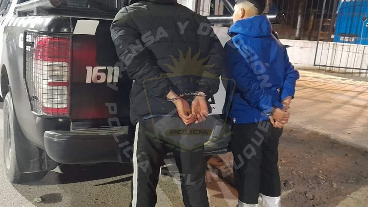 Los menores llevaban el arma y dinero en una riñonera. Fuente (Policía de Neuquén)