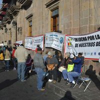 Reclamo por aguinaldo y prestaciones moviliza al sector educativo de Michoacán
