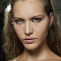 Si tenés los párpados caídos, probá este fácil truco de maquillaje para rejuvenecer tu mirada en minutos