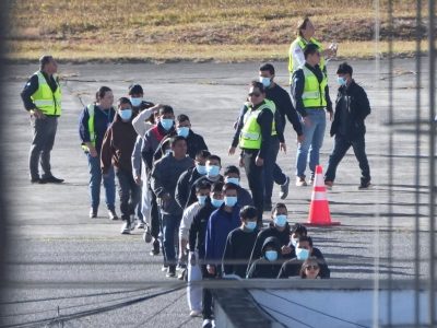 Rápida y esposados: así describen migrantes su deportación a Guatemala en avión militar desde EU