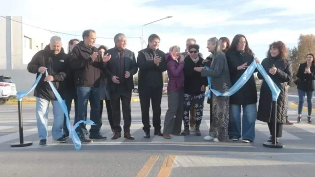 Figueroa, Gaido y funcionarios en la inauguración del asfalto. Fuente: (Alerta Digital)