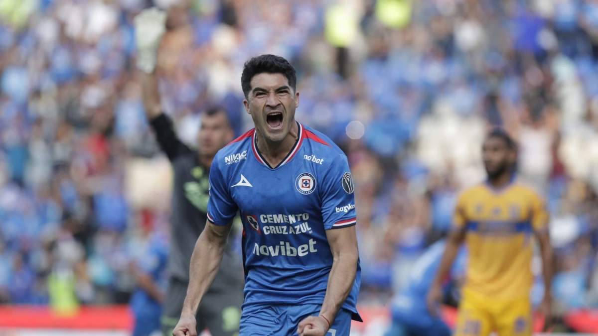 Nicolás Ibáñez en festejo de gol durante el partido entre la Máquina y la UANL