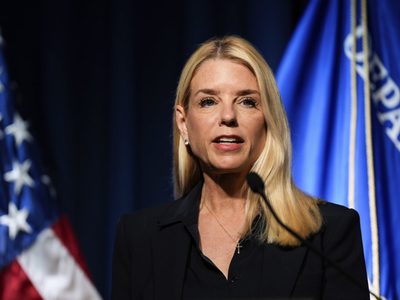 Exigen comparecencia de Pam Bondi tras nueva revelación sobre Trump y Epstein