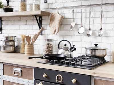Con pocos ingredientes, el truco para eliminar la grasa pegada en los muebles de cocina y dejarlos relucientes