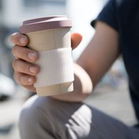 Ya no vas a tirar el vaso descartable cuando se acabe el café: convertirlo en este canasto re tierno y útil