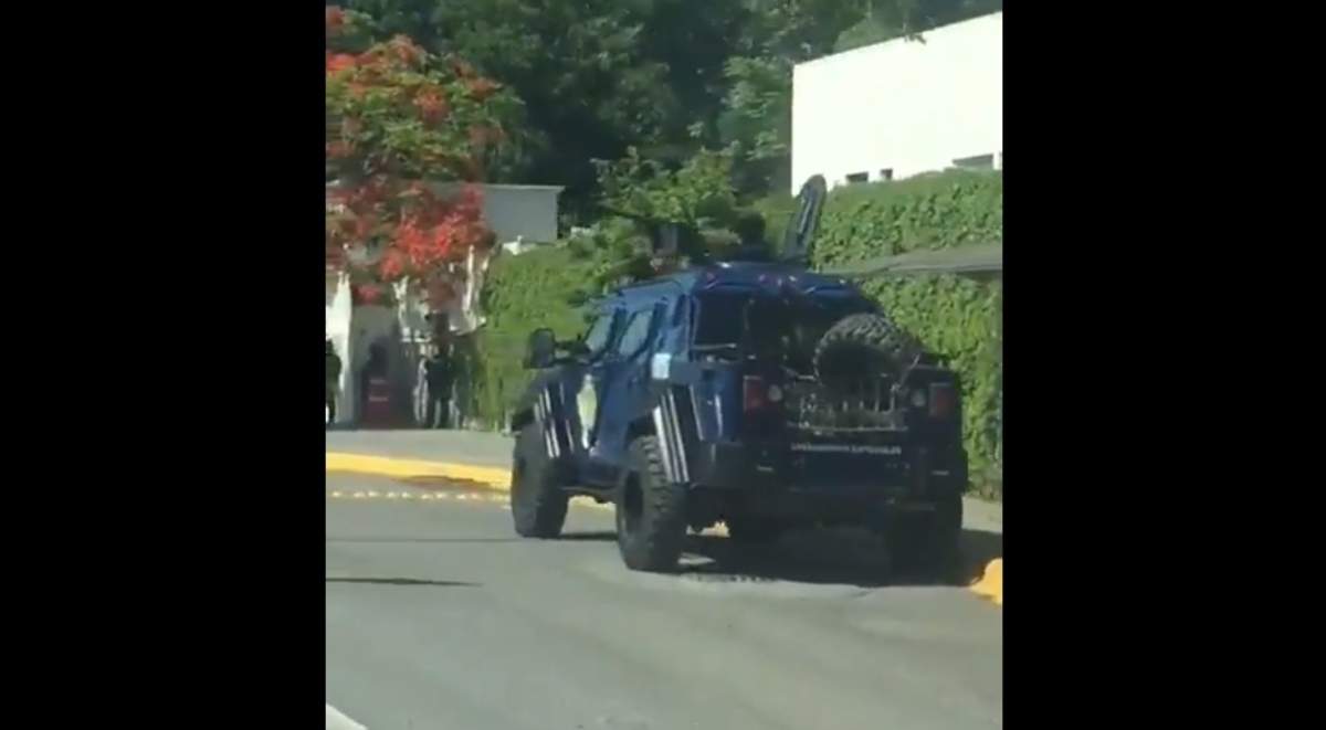 Uno de los vehículos que resguardan la casa del gobierno de Tamaulipas
