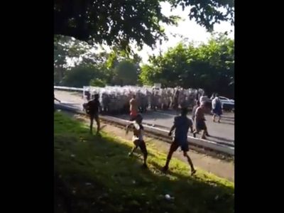 Chocan migrantes e integrantes de la Guardia Nacional; cinco agentes heridos (Video)