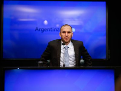 Guzmán oficializó el reperfilamiento del pago del bono Dual
