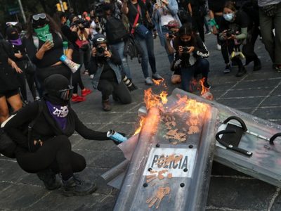 Marcha del 25N avanza hacia el Zócalo, entre acciones violentas de un grupo de encapuchadas