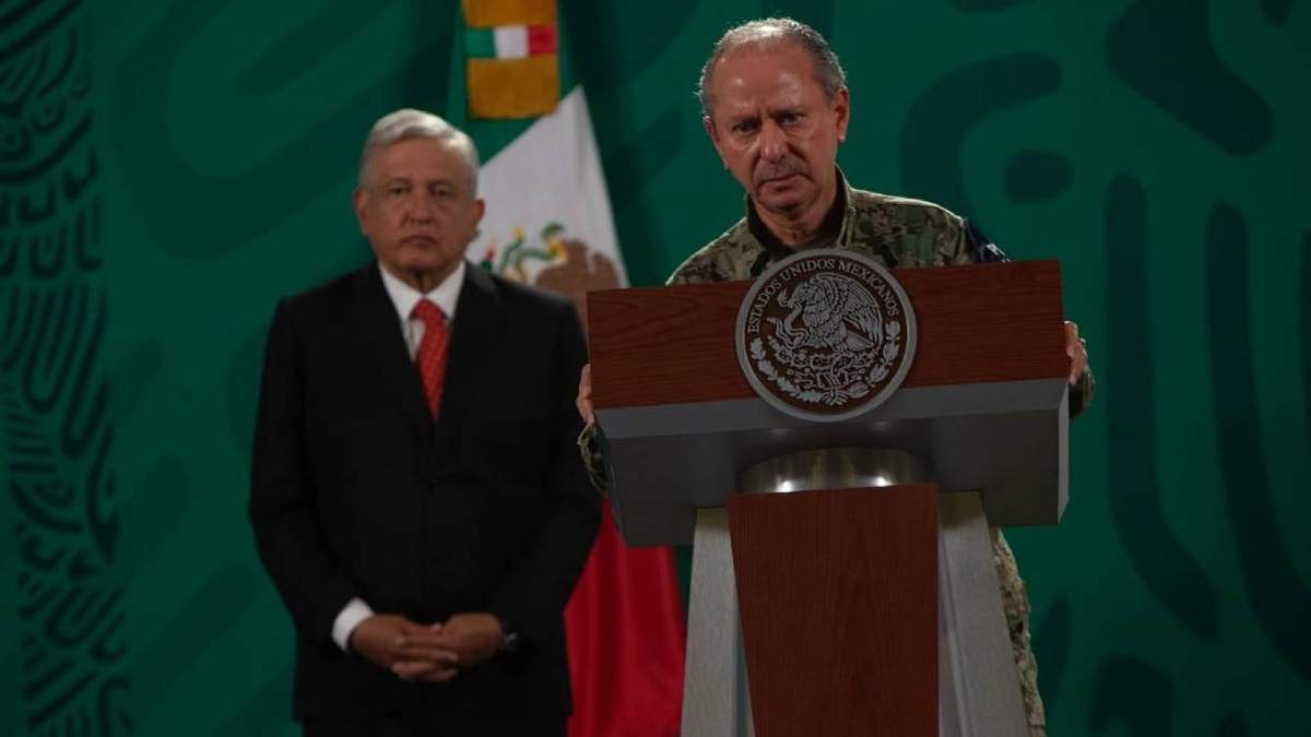El secretario José Rafael Ojeda Durán y el presidente López Obrador