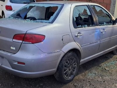 Violencia y destrozos en Cinco Saltos y Centenario: dos hechos dejan un herido y daños en un vehículo