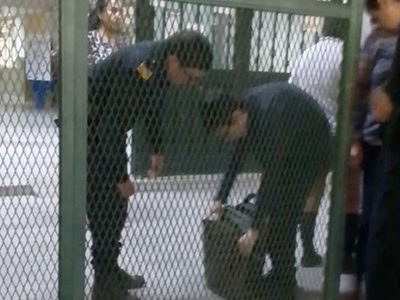 Recomendación a docentes: "intente incapacitar al agresor con la mayor agresividad, improvise armas"