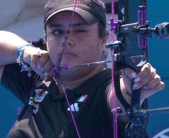 Andrea Becerra gana oro y plata en Copa del Mundo de tiro con arco en Turquía