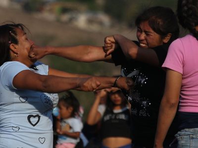 Habitantes de pueblos nahuas se enfrentan a puño limpio para clamar por lluvias en Guerrero