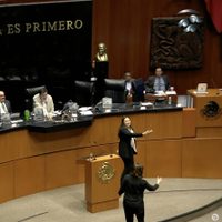 Lilly Téllez arroja monedas a la expriista Cynthia López Castro por pasarse al Morena (Video)