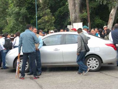 Trabajadores del Colegio de Bachilleres de Michoacán bloquean vía para exigir pagos
