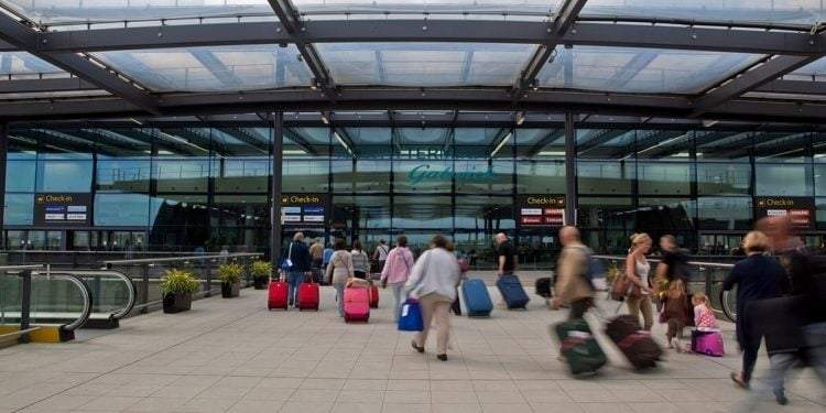 Estrés por recorrer grandes pasillos y retrasos en vuelos