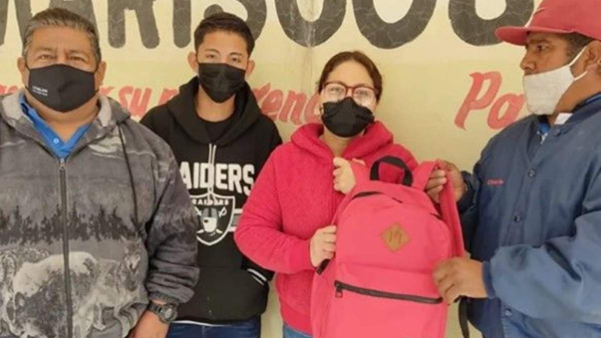 La entrega de la mochila a su propietaria
