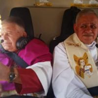 Desde un helicóptero, arzobispo de Toluca bendice a feligreses por Covid-19