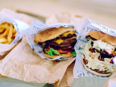 ¡Rápidas para el recorte! Empresas de fast food redujeron salarios y ahora negocian con los gremios