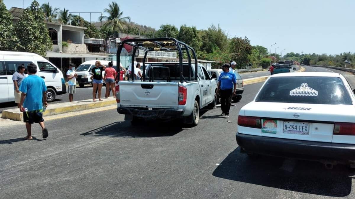 La camioneta balanceada tras el enfrentamiento armado entre soldados de la Guardia Nacional y comunitarios