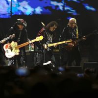 Alex Lora celebra 55 años rocanroleando; devela placa por llenos totales en la Arena CDMX