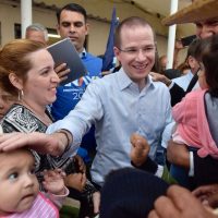 '¡Si algo da coraje es ver a políticos corruptos robándose el dinero de la gente!”: Anaya en Querétaro