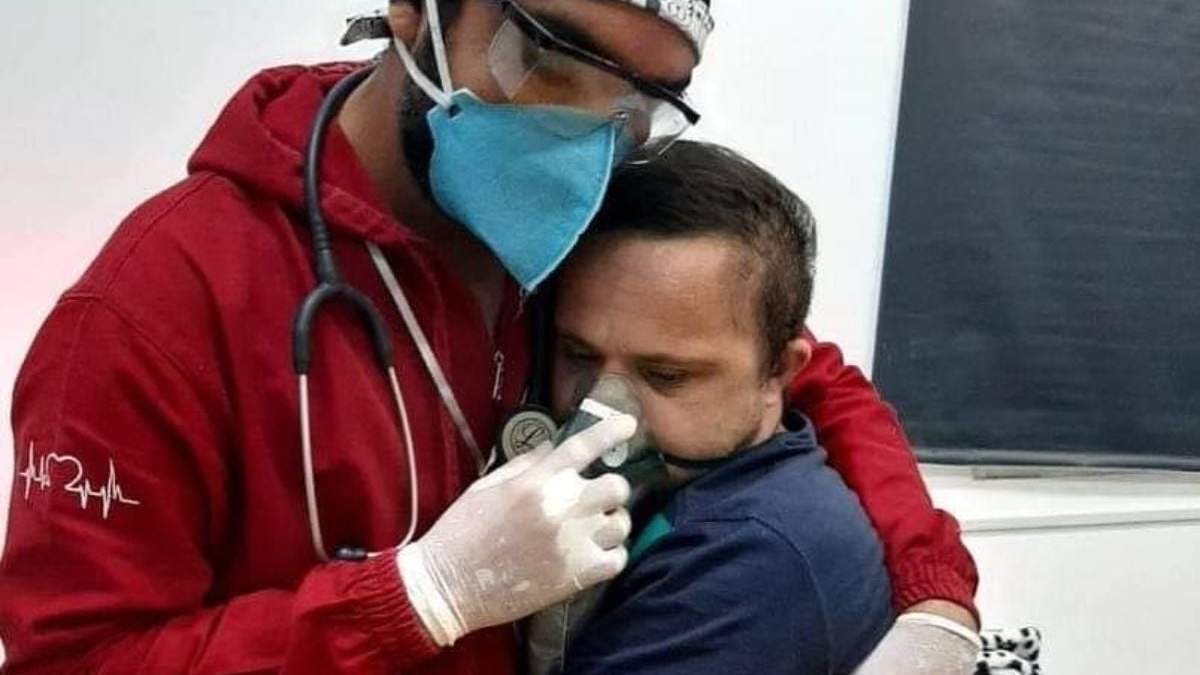 El enfermero en Brasil, Raimundo Nogueira Matos, abraza al paciente Emerson Junior, de 30 años