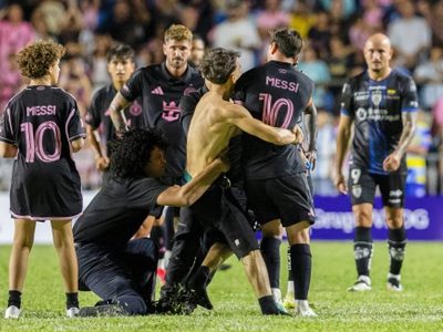 Fanático invade cancha en Puerto Rico y derriba a Messi en amistoso del Inter Miami (Video)