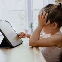 Los niños y adolescentes pasan cuatro horas frente a las pantallas: cuáles son los pros y contras