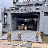 Un barco estadunidense con equipamiento para construir un muelle navega hacia Gaza
