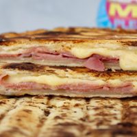 La receta más simple, barata y rica para acompañar el mate: tortilla parrillera con jamón y queso