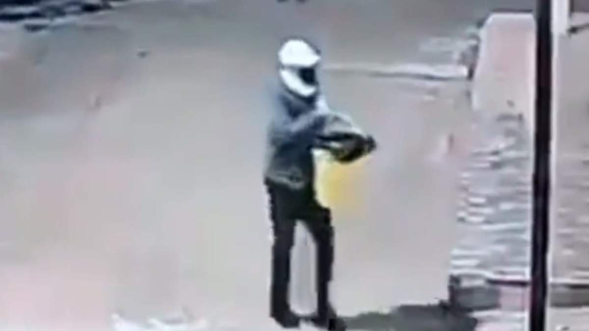 El agresor portaba un casco y un bidón con combustible