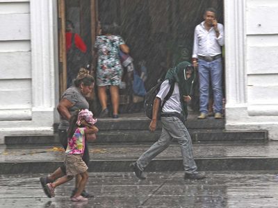 Frente frío provocará lluvias intensas y vientos fuertes de lunes a jueves en los siguientes estados