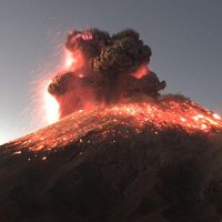 El Popo registra explosión con ceniza y material incandescente (Video)