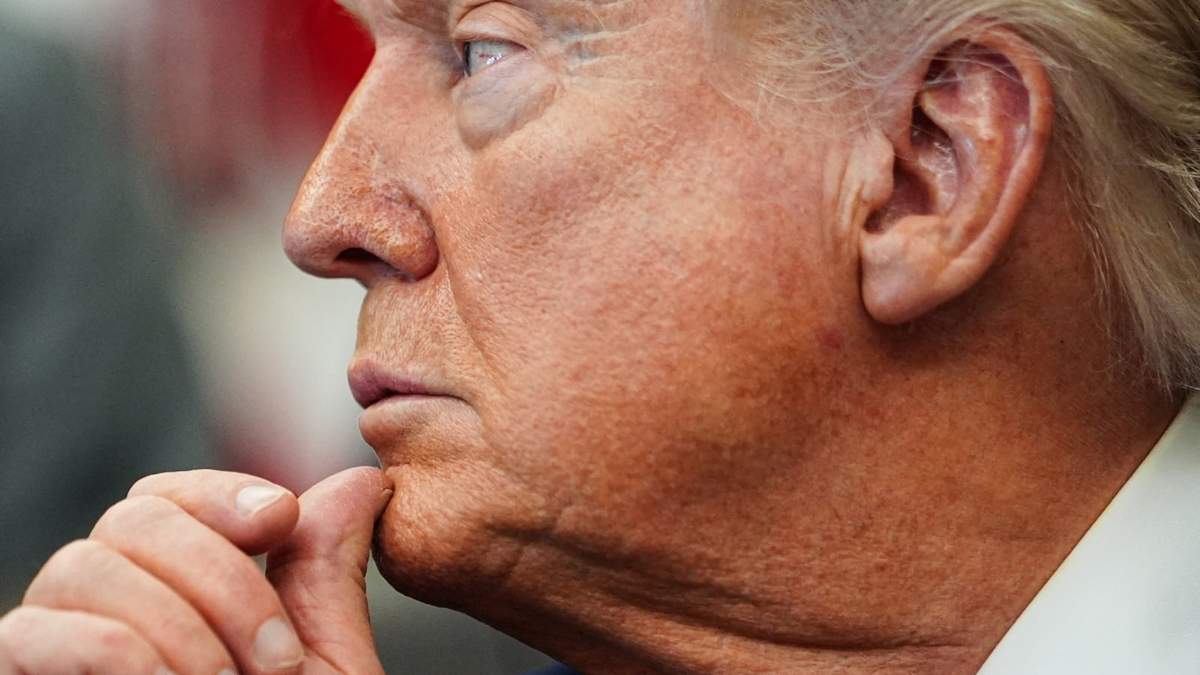 El presidente Donald Trump pronuncia un discurso en el Despacho Oval de la Casa Blanca, el sábado 18 de abril de 2026, en Washington