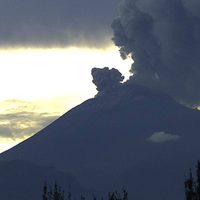 El Popocatépetl lanza material incandescente