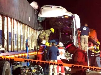 Choca autobús de pasajeros contra un tráiler en Tamaulipas; hay 2 muertos y 35 heridos