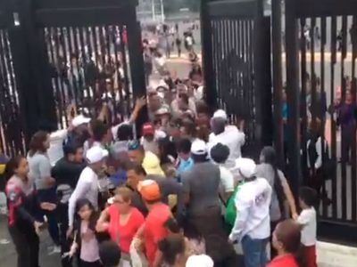 El ingreso al Estadio Azteca para el cierre de AMLO, entre tumultos y protestas (Videos)