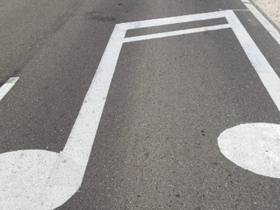 Una canción popular suena sobre el asfalto en la Ruta Nacional 237