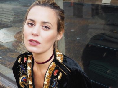 Claudia Osborne no puede evitar romper en llanto, tras oír la voz de su madre