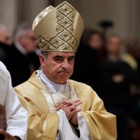 ¿Quién es el cardenal Becciu y por qué no participará en el cónclave para elegir al nuevo papa?