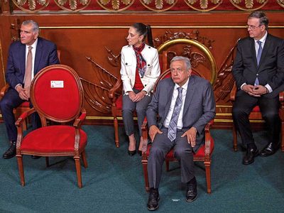 Las "corcholatas" se pelean la marca "López Obrador"