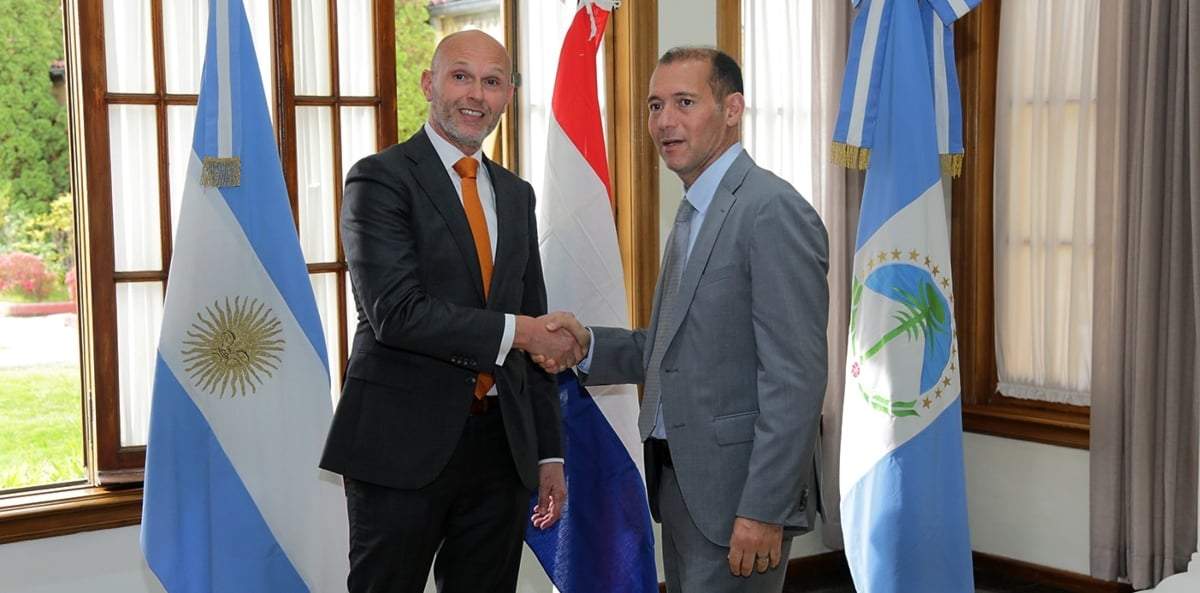 El gobernador de Neuquén, Omar Gutiérrez, y el embajador de los Países Bajos, Roel Nieuwenkamp. Fuente: (Twitter)