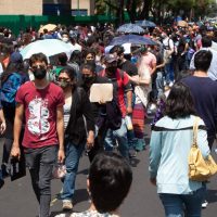 Jóvenes de 18 a 29 años abarrotan centros de vacunación