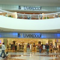 Roban Liverpool de Perisur; con mazos rompen vitrinas y sustraen joyas y relojes