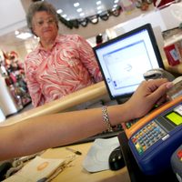 AFIP, PAMI y ANSES se unen para advertir a los jubilados: el beneficio es solo con tarjeta de débito