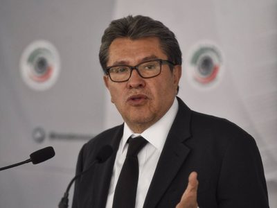 Jurídicamente no existe el término "pausa", dice Monreal sobre dichos de AMLO sobre España